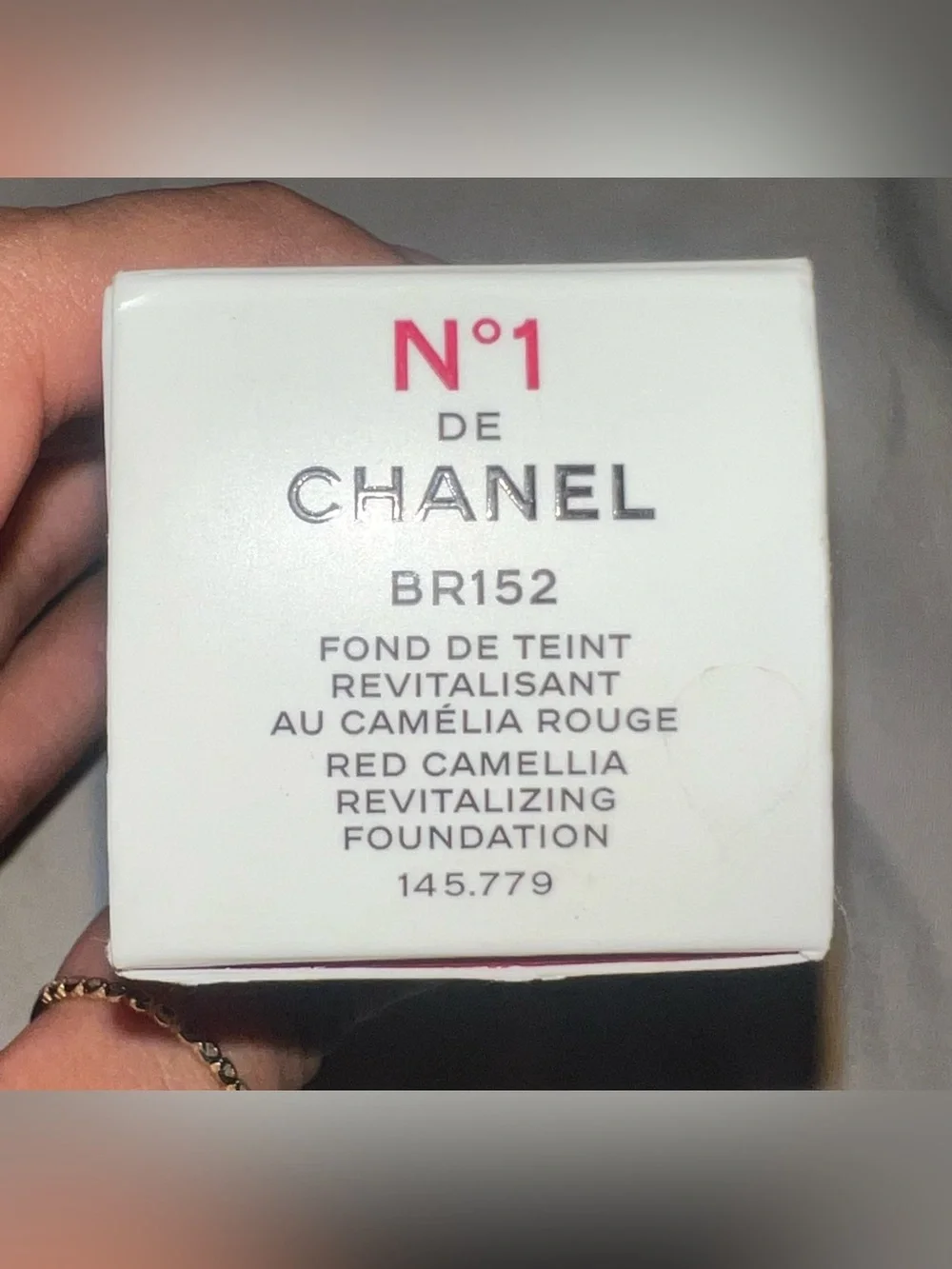 CHANEL No 1 de Chanel - Red Camellia Revitalizing Foundation BR152 new with box